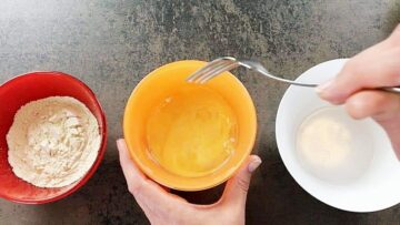 Low Carb Mozzarella Sticks: Verquirlen