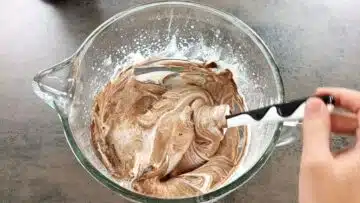 Low Carb Nuss Nougat Frosting ohne Zucker: Unterheben