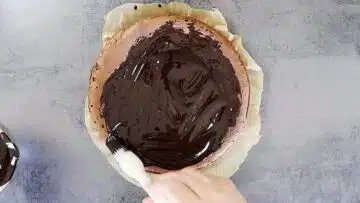 Low Carb Nusskuchen: Dekorieren