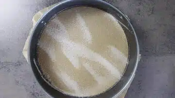 Low Carb Nusskuchen: Einfetten