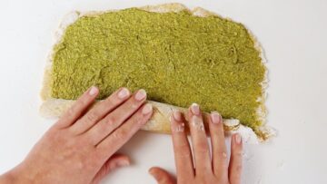 Low Carb Pesto Schnecken: Aufrollen