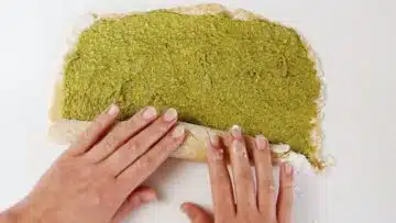 Low Carb Pesto Schnecken: Aufrollen