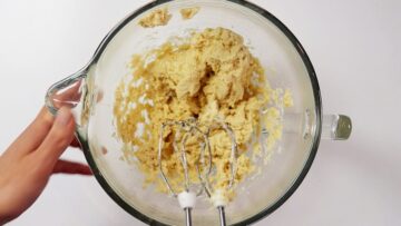 Low Carb Pesto Schnecken: Rühren