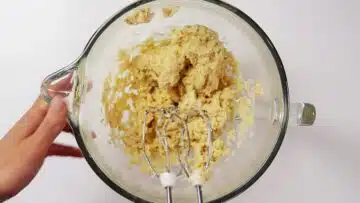 Low Carb Pesto Schnecken: Rühren