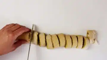 Low Carb Pesto Schnecken: Schneiden