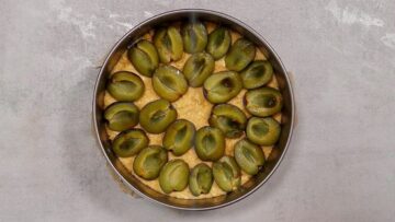 Low Carb Pflaumenkuchen: Verteilen
