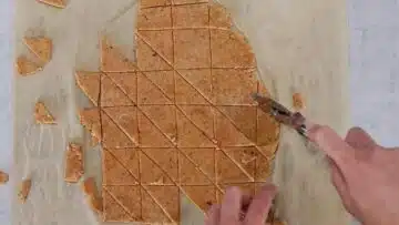 Low Carb Pizza Cracker ohne Mehl: Schneiden