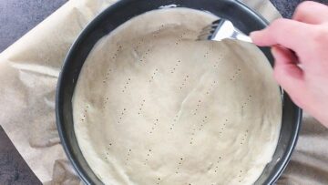 Low Carb Pizzaboden: Ausbreiten