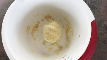 Low Carb Pizzaboden: Kneten