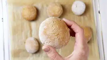 Low Carb Pizzabrötchen: Schneiden