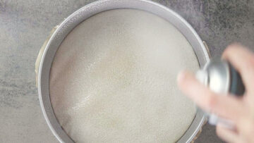 Low Carb Puddingkuchen ohne Zucker: Einfetten