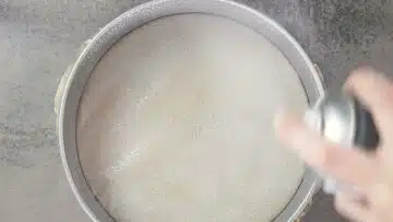 Low Carb Puddingkuchen ohne Zucker: Einfetten