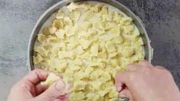 Low Carb Puddingkuchen ohne Zucker: Streusel verteilen