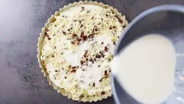 Low Carb Quiche Lorraine ohne Mehl: Gießen