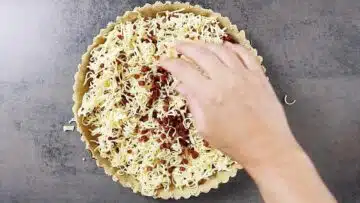 Low Carb Quiche Lorraine ohne Mehl: Verteilen