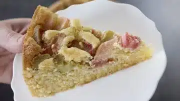 Low Carb Rhabarberkuchen ohne Zucker: Schneiden
