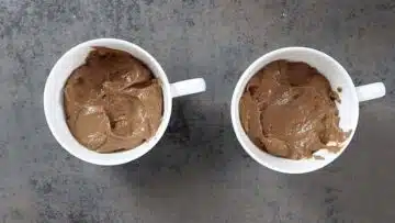 Low Carb Schoko Tassenkuchen ohne Zucker: Verteilen