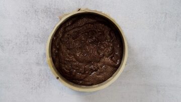 Low Carb Schokokuchen: Umfüllen