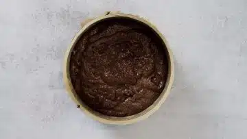 Low Carb Schokokuchen: Umfüllen