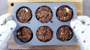 Low Carb Schokomuffins: Backen