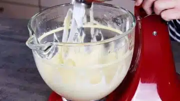 Low Carb schwedische Mandeltorte ohne Zucker: Cremig schlagen