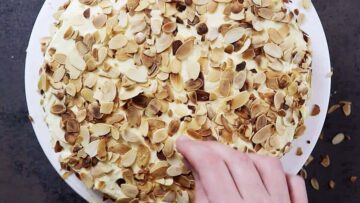 Low Carb schwedische Mandeltorte ohne Zucker: Dekorieren
