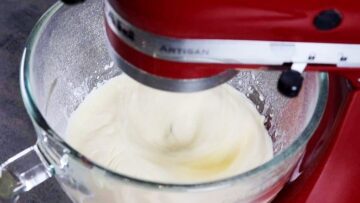 Low Carb schwedische Mandeltorte ohne Zucker: Einrühren