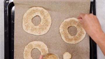 Low Carb Sesamringe: Backen