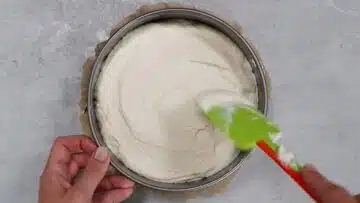 Low Carb Skyr Kuchen ohne Boden: Umfüllen