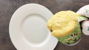 Low Carb Tassenbrot: Stürzen