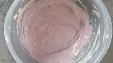 Low Carb Tassenkuchen mit Himbeeren: Rühren