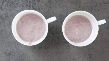 Low Carb Tassenkuchen mit Himbeeren: Umfüllen