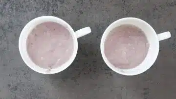 Low Carb Tassenkuchen mit Himbeeren: Umfüllen