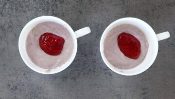 Low Carb Tassenkuchen mit Himbeeren: Verteilen