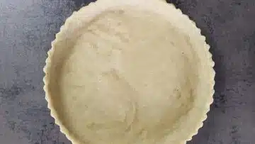 Low Carb Thunfisch Quiche: Auslegen