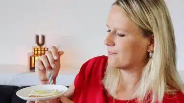 Low Carb Zitronenkuchen vom Blech: Dekorieren