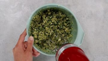 Low Carb Zucchinibällchen: Verrühren