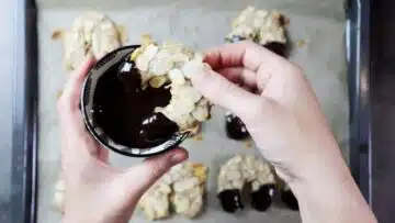 Mandelhörnchen ohne Zucker: Dekorieren