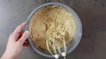 Mandelmuskuchen ohne Zucker: Rühren