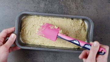 Mandelmuskuchen ohne Zucker: Verteilen