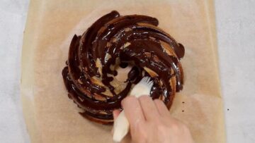 Marzipan Nusskuchen ohne Zucker: Dekorieren