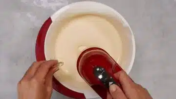 Marzipan Nusskuchen ohne Zucker: Einrühren