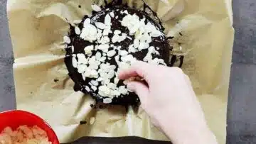 Marzipankuchen ohne Zucker: Dekorieren