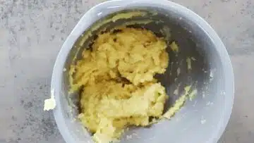 Marzipankuchen ohne Zucker: Kneten