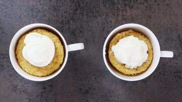 Möhren Tassenkuchen ohne Zucker: Dekorieren