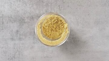 Möhren Tassenkuchen ohne Zucker: Mahlen