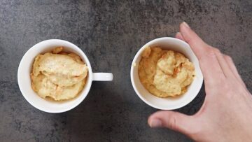 Möhren Tassenkuchen ohne Zucker: Umfüllen