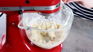 Quarkplätzchen ohne Zucker: Hinzugeben