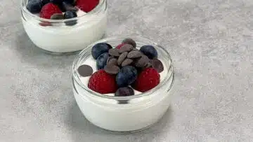 Quarkspeise ohne Zucker: Dekorieren