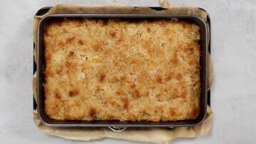 Rhabarber Streuselkuchen ohne Zucker und Mehl: Abkühlen